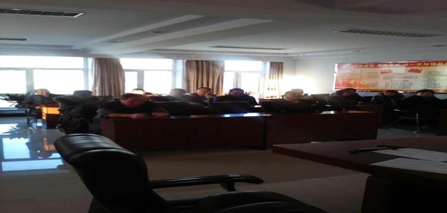 ��������ҵ�ֽ����ֳ�������Ա�᳡